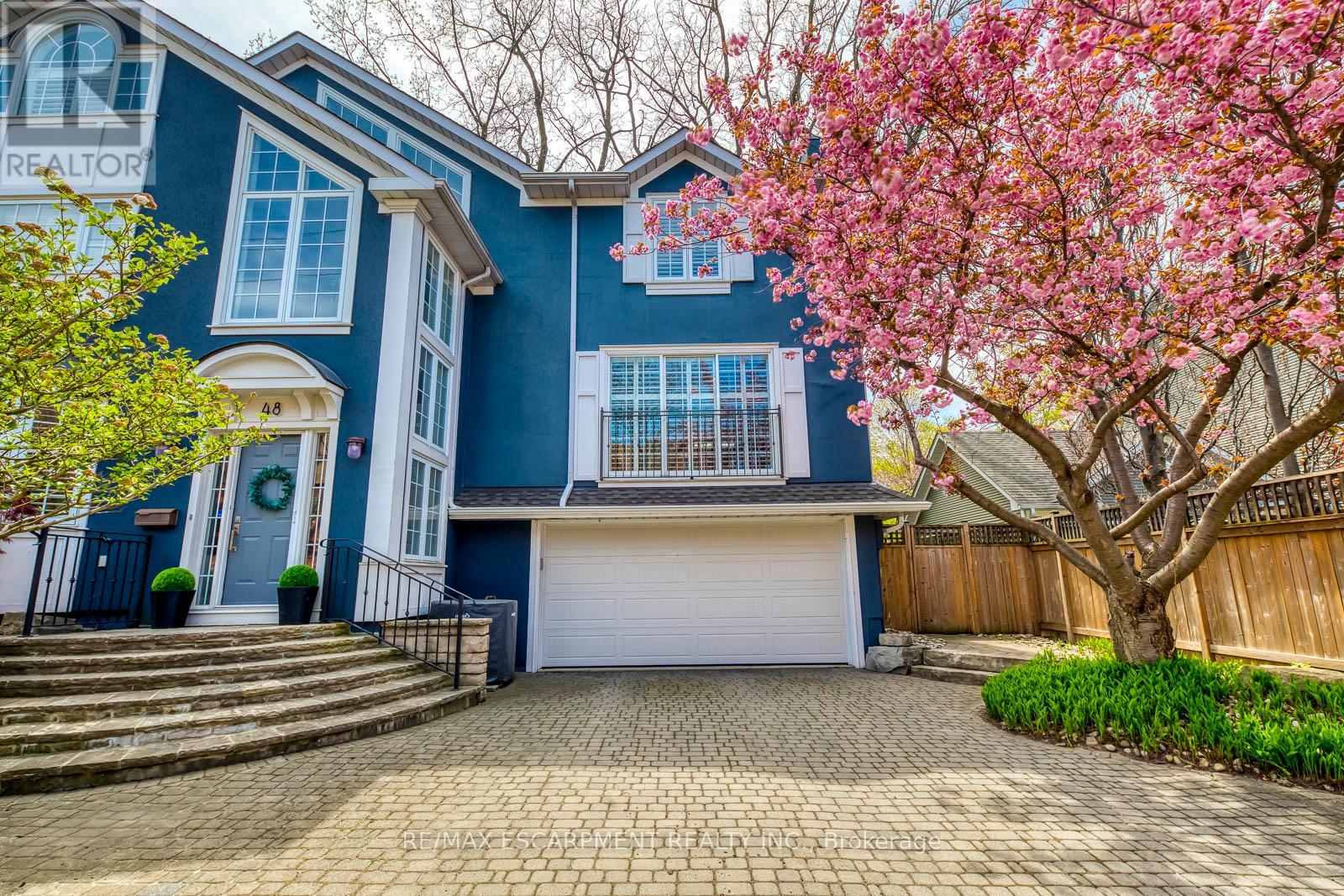 Photo 3 of 48 Forsythe Street, Oakville ON