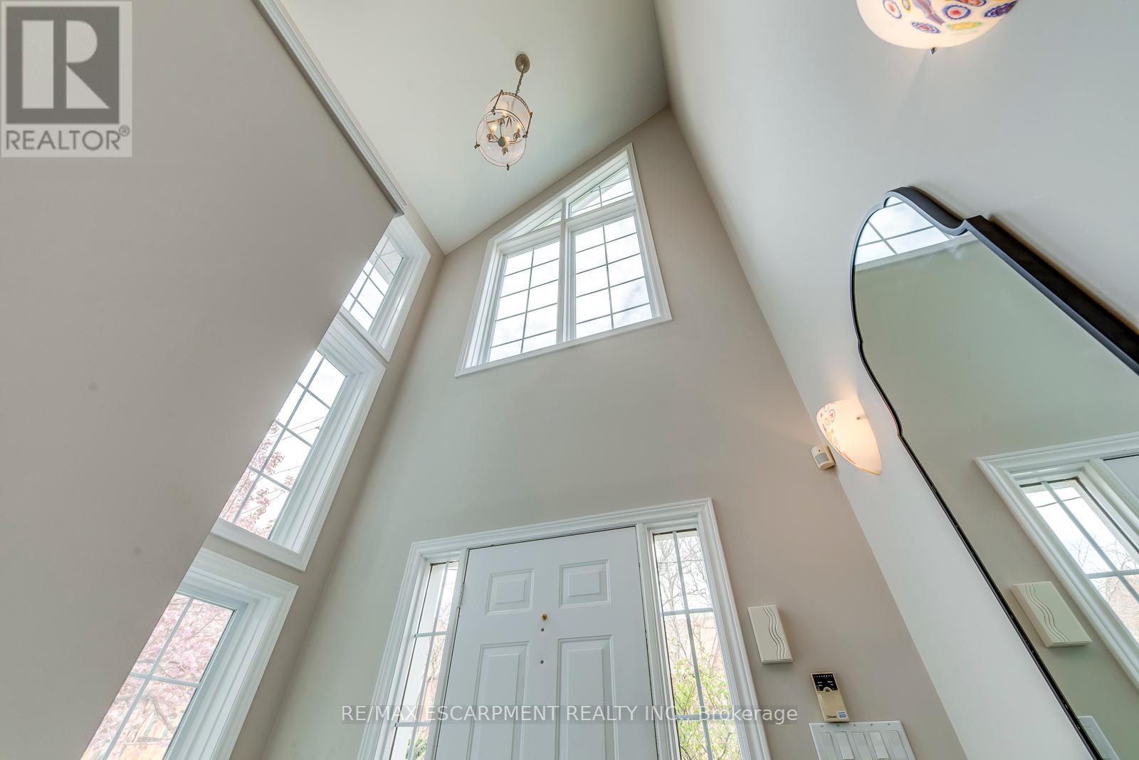 Photo 5 of 48 Forsythe Street, Oakville ON