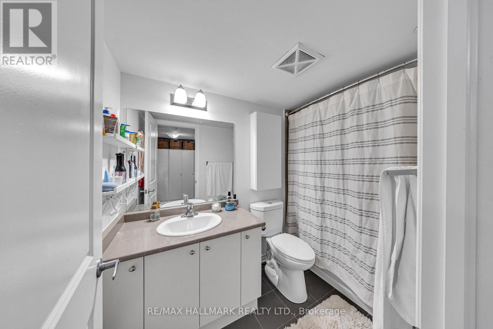 Photo 1 of 16 85 Eastwood Park Gardens, Toronto ON