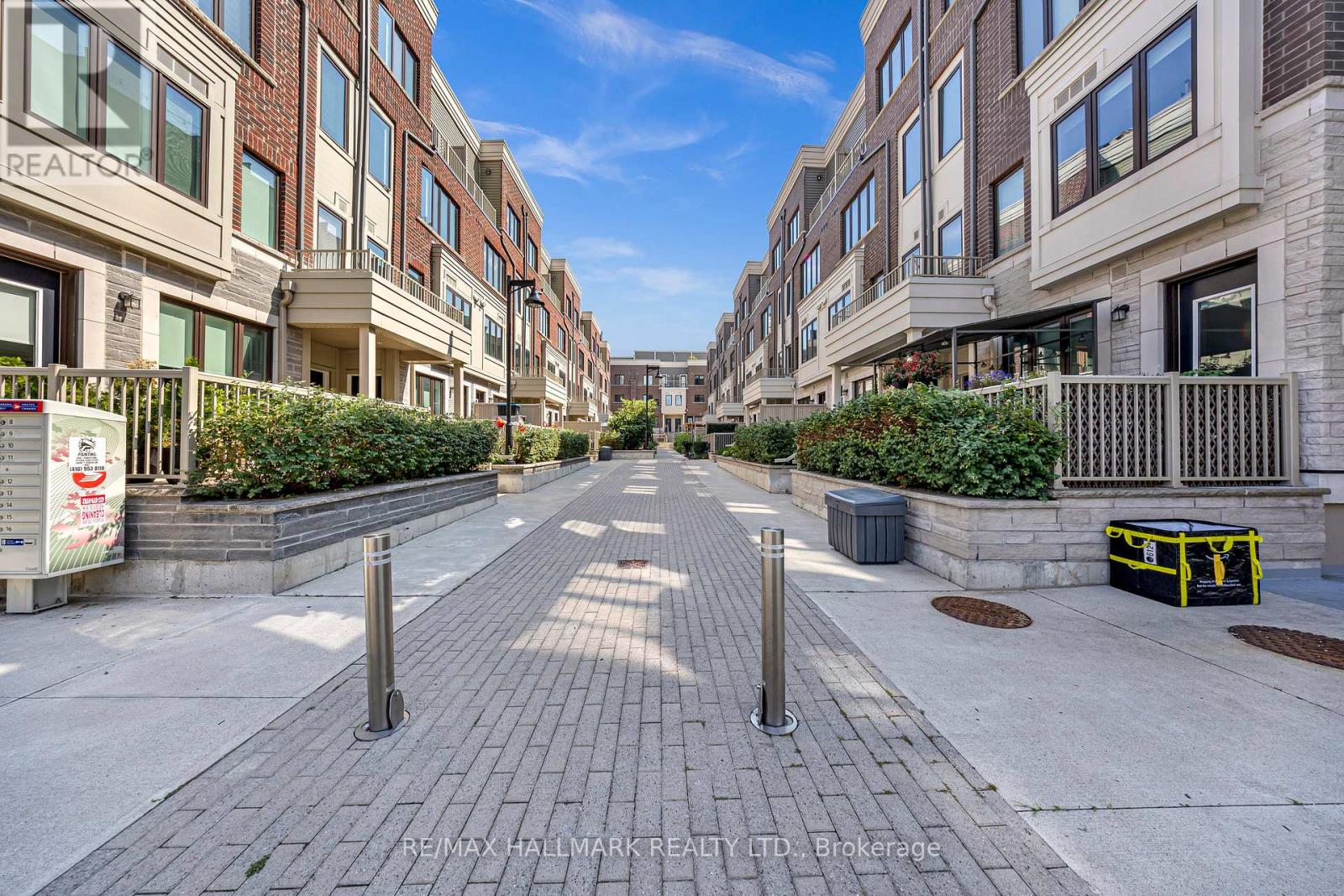 Photo 11 of 16 85 Eastwood Park Gardens, Toronto ON