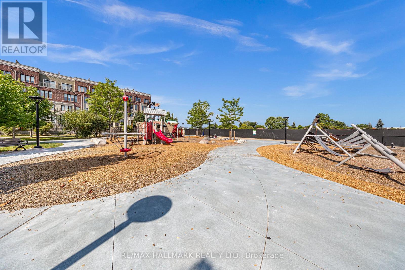 Photo 9 of 16 85 Eastwood Park Gardens, Toronto ON