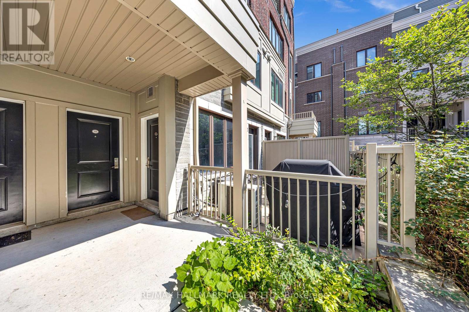 Photo 3 of 16 85 Eastwood Park Gardens, Toronto ON