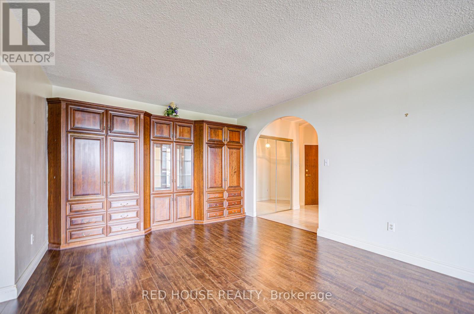 Photo 32 of 809 5250 Lakeshore Road, Burlington ON