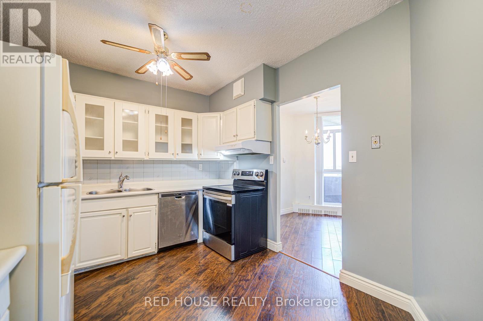 Photo 7 of 809 5250 Lakeshore Road, Burlington ON