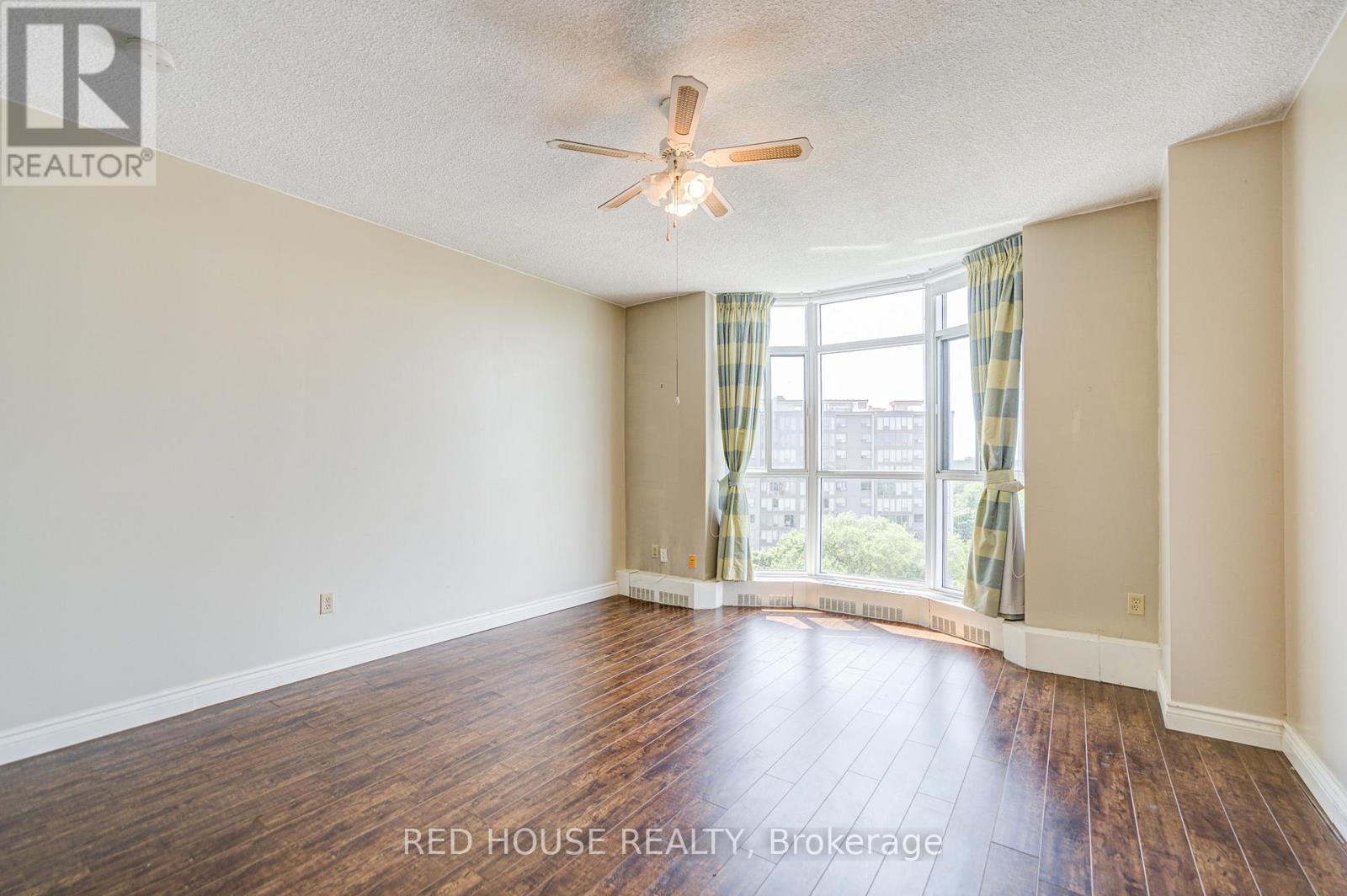 Photo 3 of 809 5250 Lakeshore Road, Burlington ON