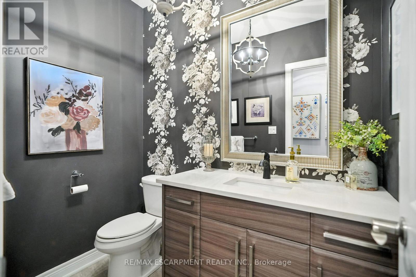 Photo 17 of 103 Lampman Drive, Grimsby ON