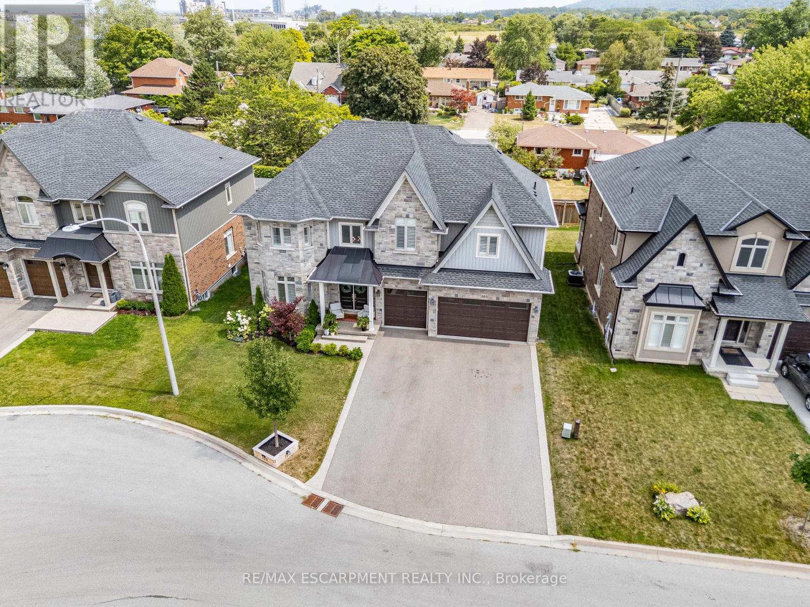 Photo 45 of 103 Lampman Drive, Grimsby ON