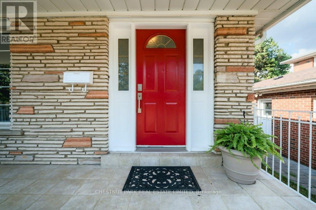 Photo 2 of 190 Cassandra Boulevard, Toronto ON