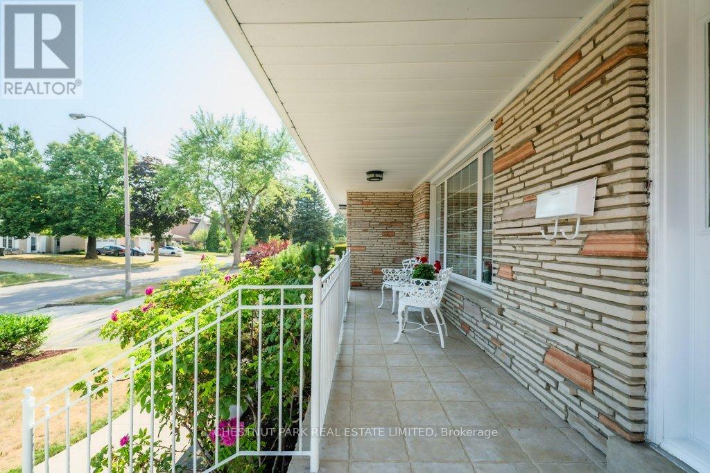 Photo 4 of 190 Cassandra Boulevard, Toronto ON