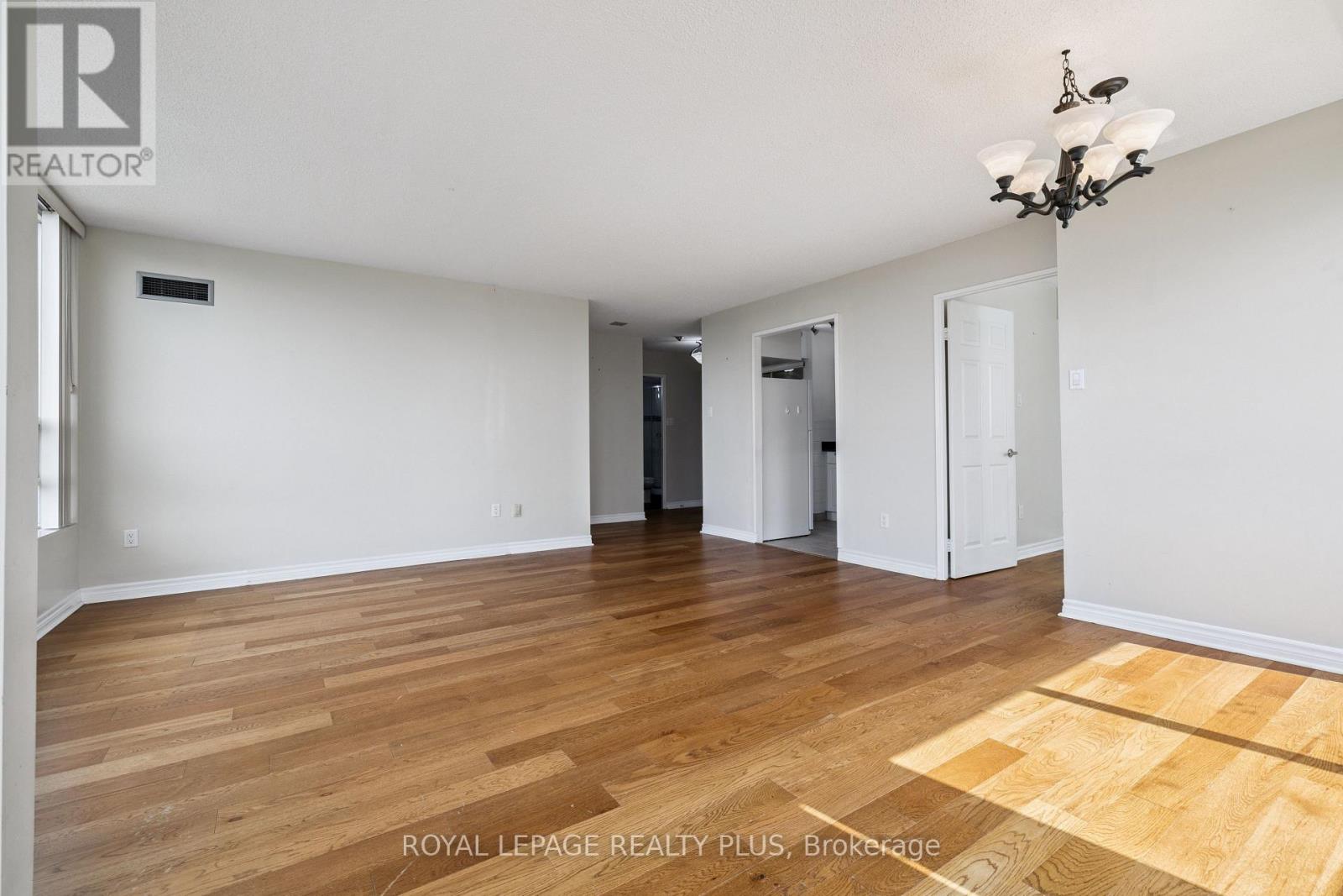 Photo 5 of 712 50 Kingsbridge Garden Circle, Mississauga ON