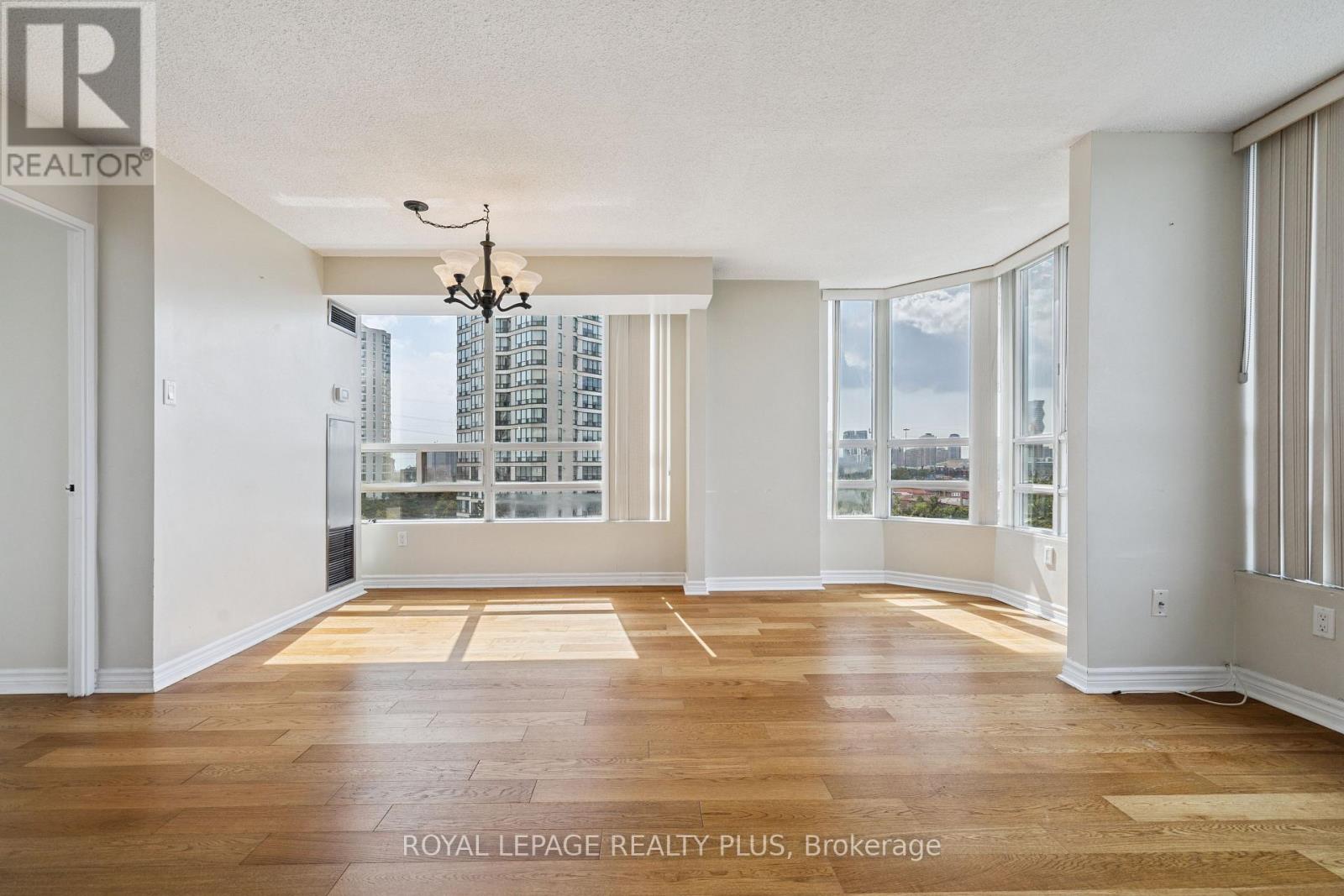 Photo 15 of 712 50 Kingsbridge Garden Circle, Mississauga ON
