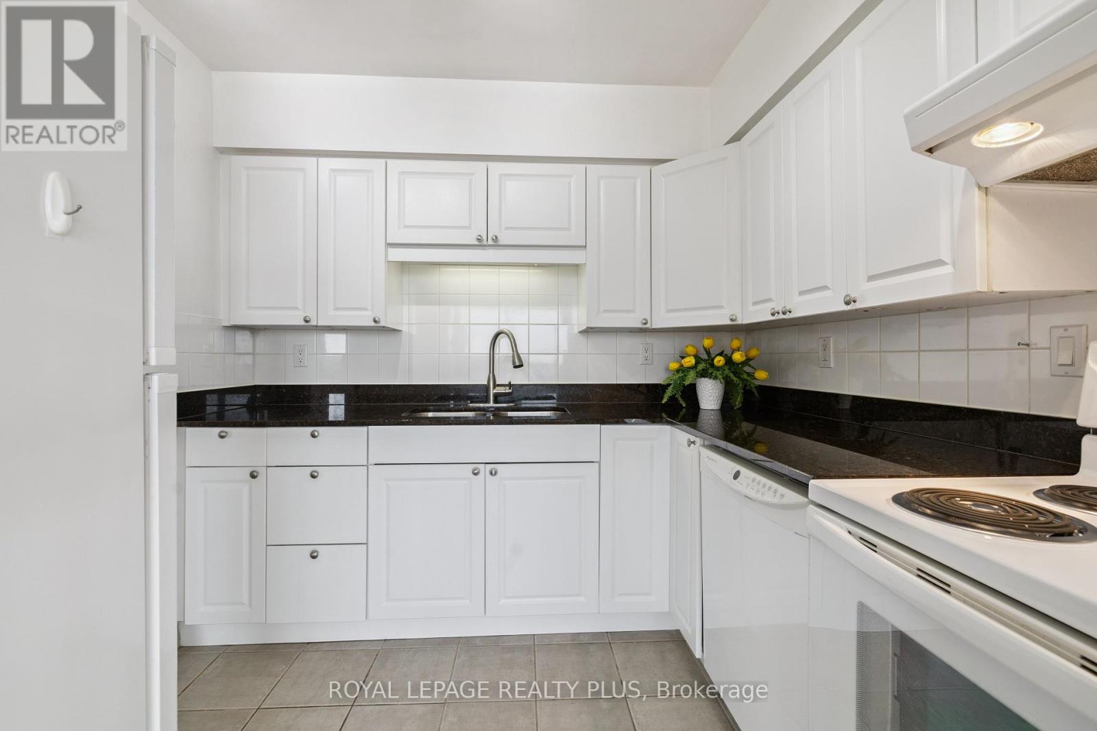 Photo 4 of 712 50 Kingsbridge Garden Circle, Mississauga ON