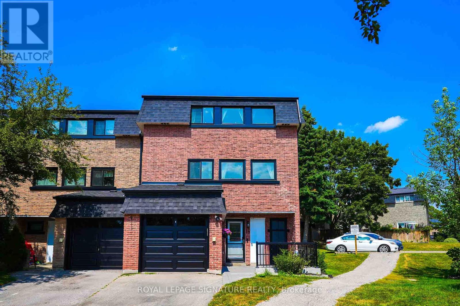 Photo 1 of 14 Poplar Crescent, Aurora ON