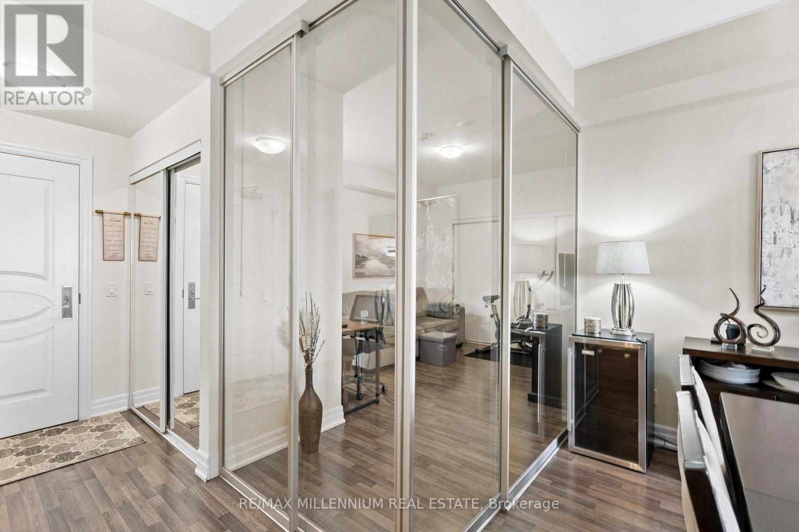 Photo 16 of 309 9075 Jane Street, Vaughan ON