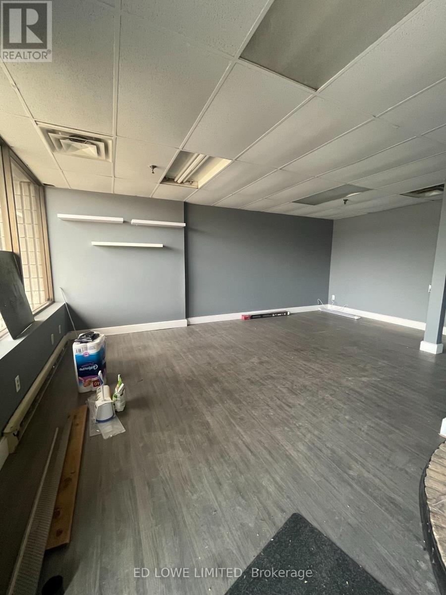 Photo 4 of 6 461 Dunlop Street W, Barrie ON