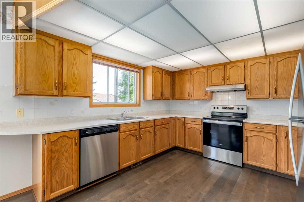 Single Family House for Sale in  Signal Hill Drive SW Signal Hill Calgary 