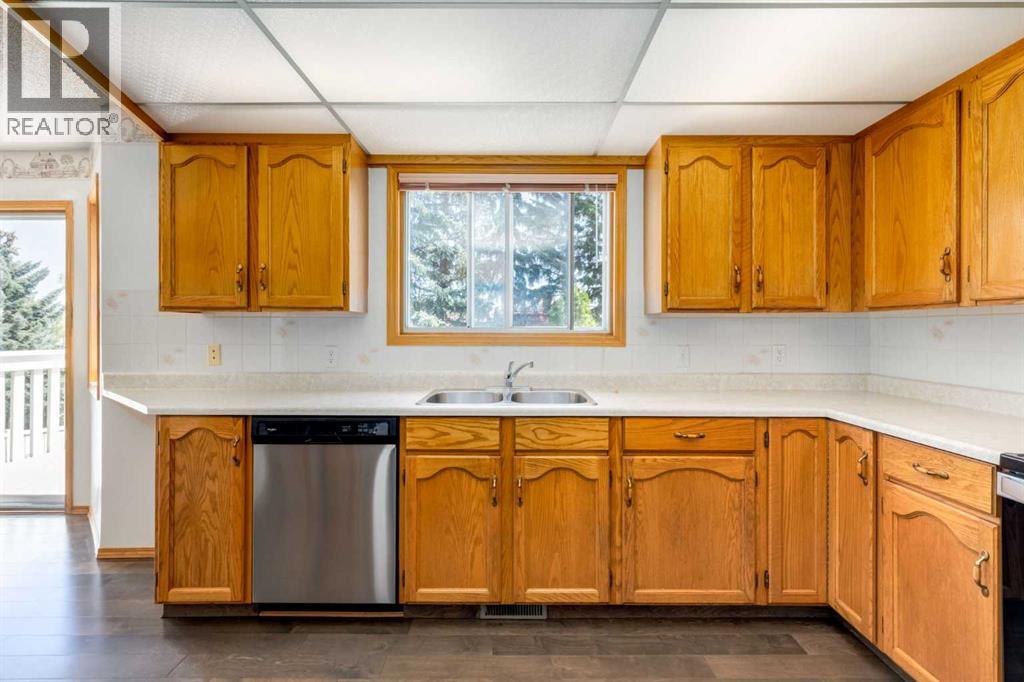 Single Family House for Sale in  Signal Hill Drive SW Signal Hill Calgary 