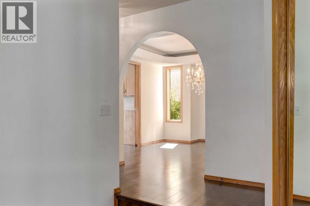 Single Family House for Sale in  Signal Hill Drive SW Signal Hill Calgary 
