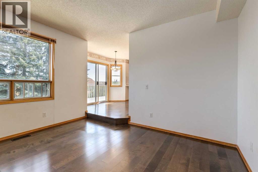 Single Family House for Sale in  Signal Hill Drive SW Signal Hill Calgary 