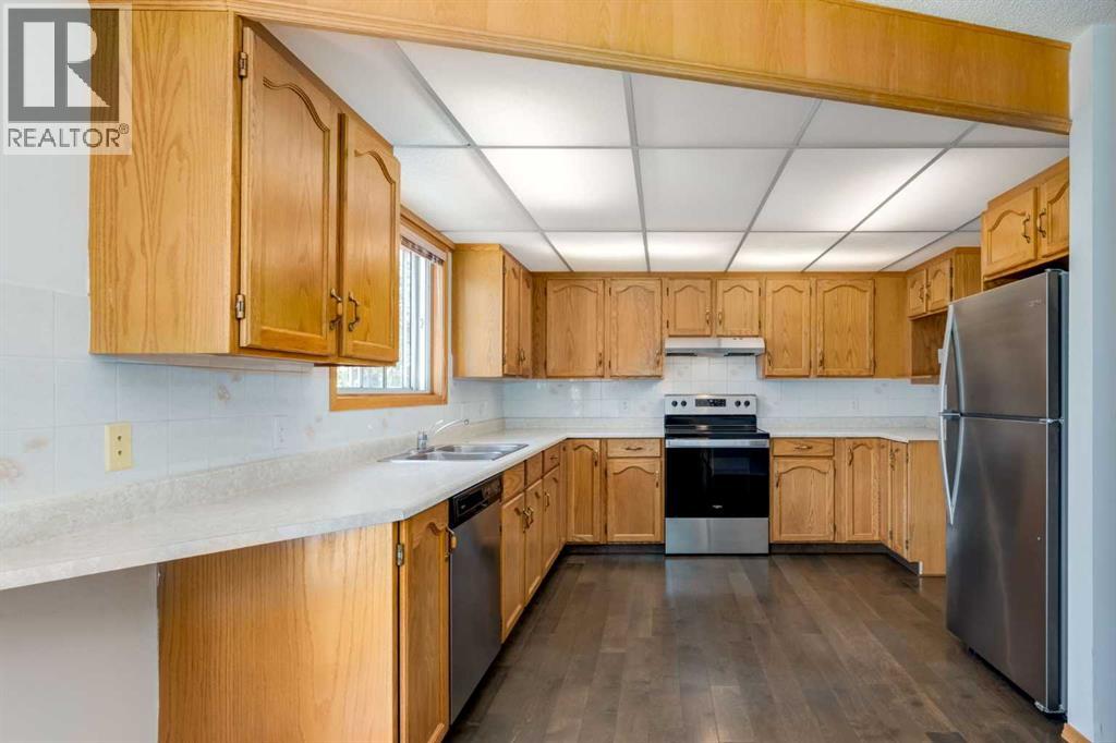 Single Family House for Sale in  Signal Hill Drive SW Signal Hill Calgary 