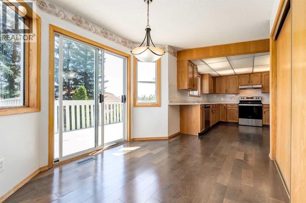 Single Family House for Sale in  Signal Hill Drive SW Signal Hill Calgary 