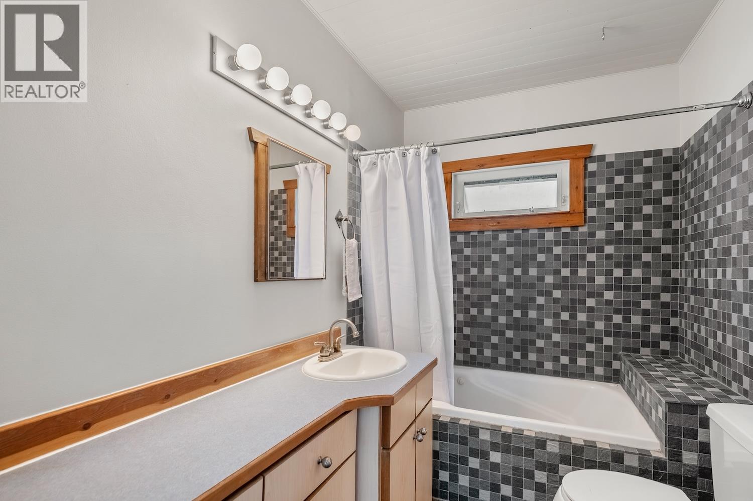 Photo 11 of 402 6 A Avenue, Fernie BC