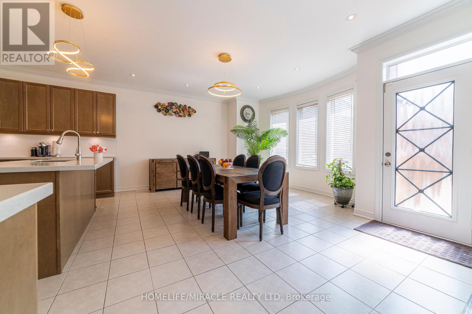 Photo 5 of 86 Junetown Circle, Brampton ON