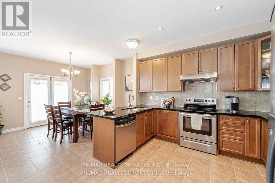 Photo 7 of 17 Regis Circle, Brampton ON
