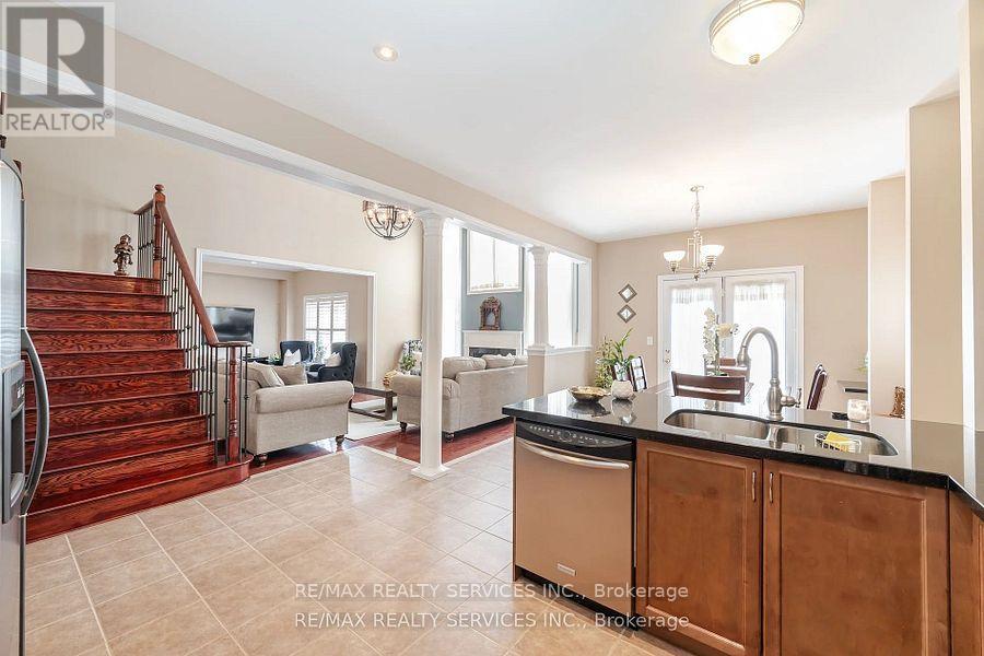 Photo 15 of 17 Regis Circle, Brampton ON