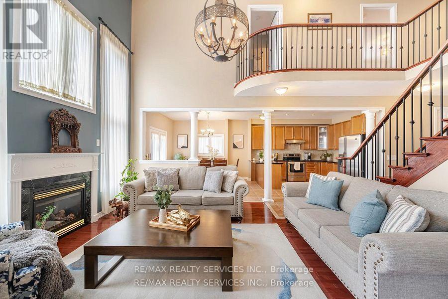 Photo 11 of 17 Regis Circle, Brampton ON