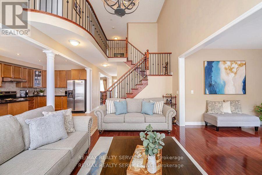 Photo 3 of 17 Regis Circle, Brampton ON