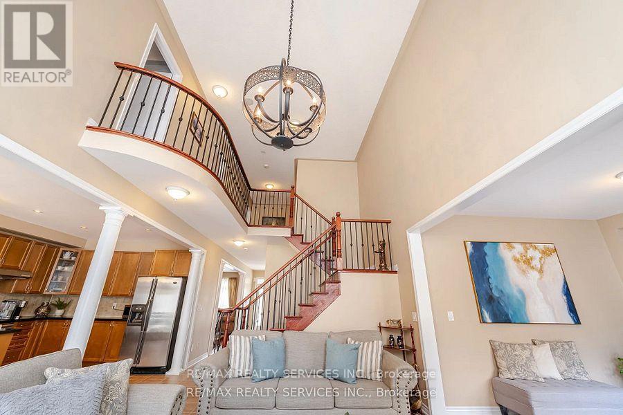 Photo 16 of 17 Regis Circle, Brampton ON