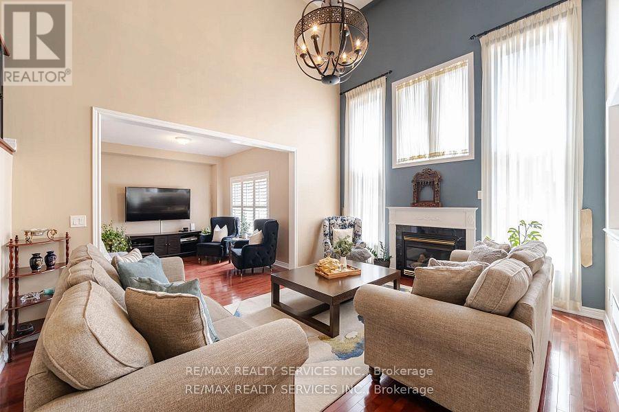 Photo 8 of 17 Regis Circle, Brampton ON