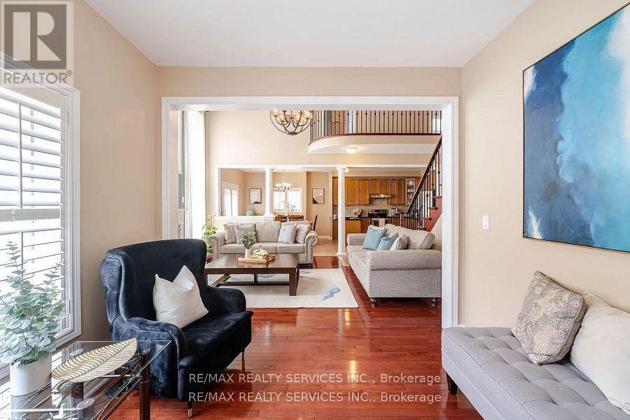 Photo 4 of 17 Regis Circle, Brampton ON