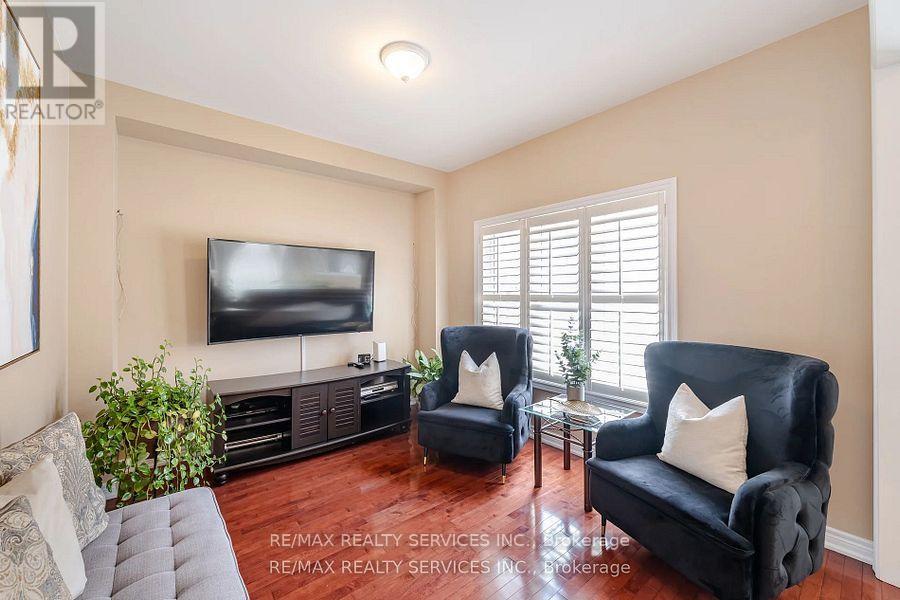 Photo 9 of 17 Regis Circle, Brampton ON