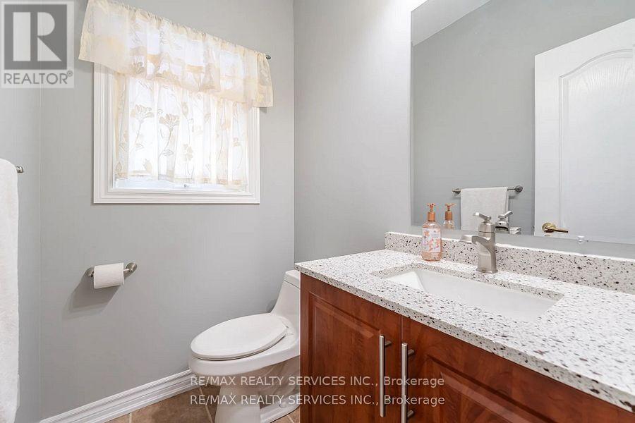 Photo 24 of 17 Regis Circle, Brampton ON