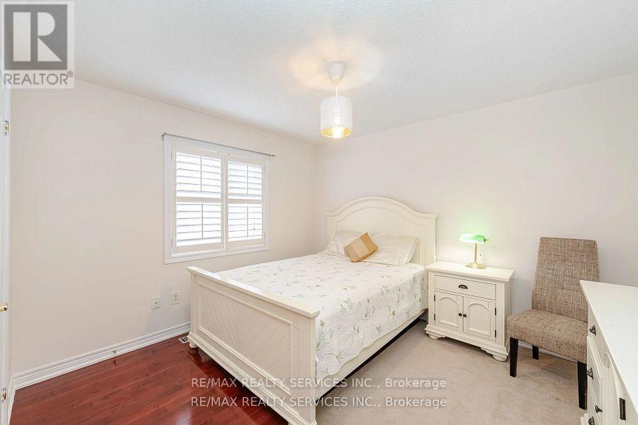 Photo 5 of 17 Regis Circle, Brampton ON