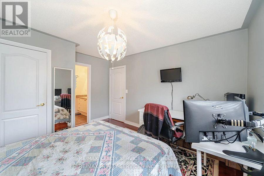 Photo 29 of 17 Regis Circle, Brampton ON