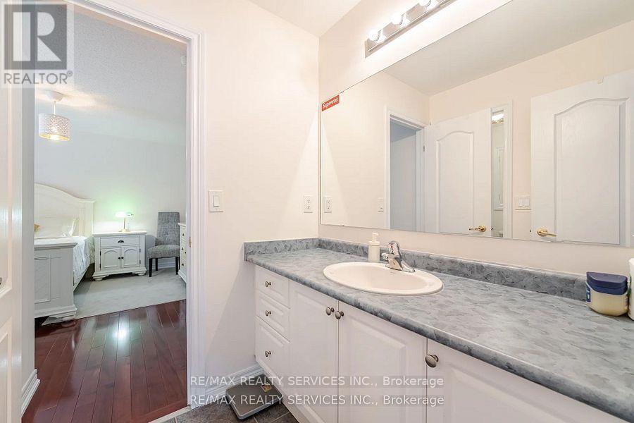 Photo 18 of 17 Regis Circle, Brampton ON