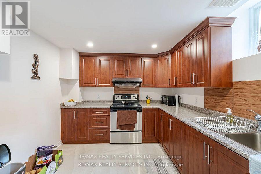 Photo 31 of 17 Regis Circle, Brampton ON