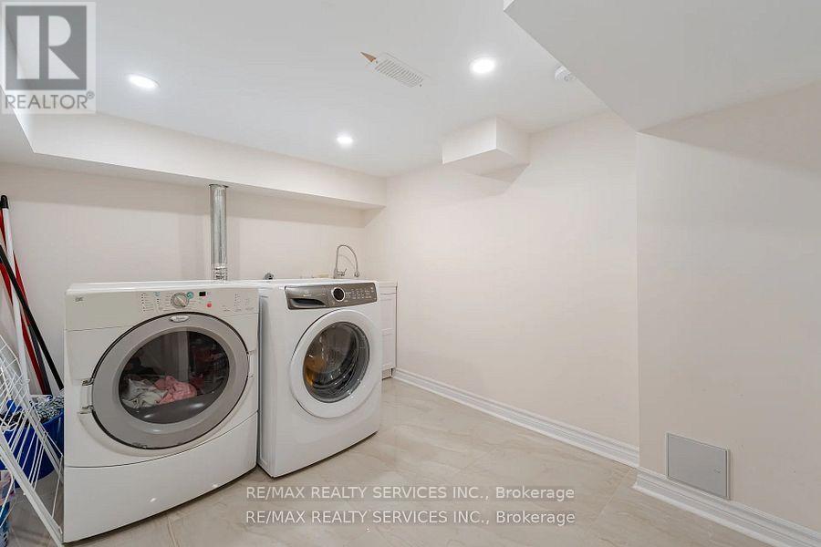 Photo 23 of 17 Regis Circle, Brampton ON
