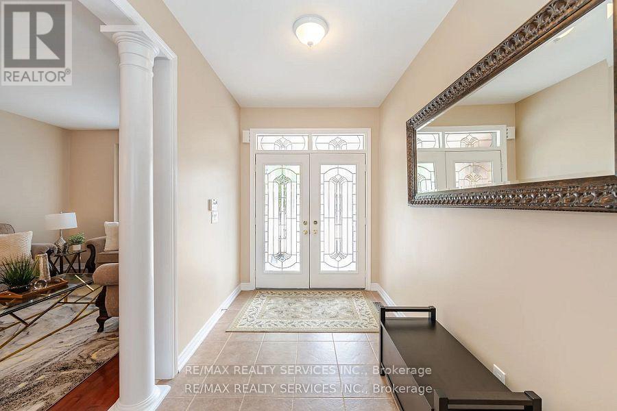 Photo 10 of 17 Regis Circle, Brampton ON