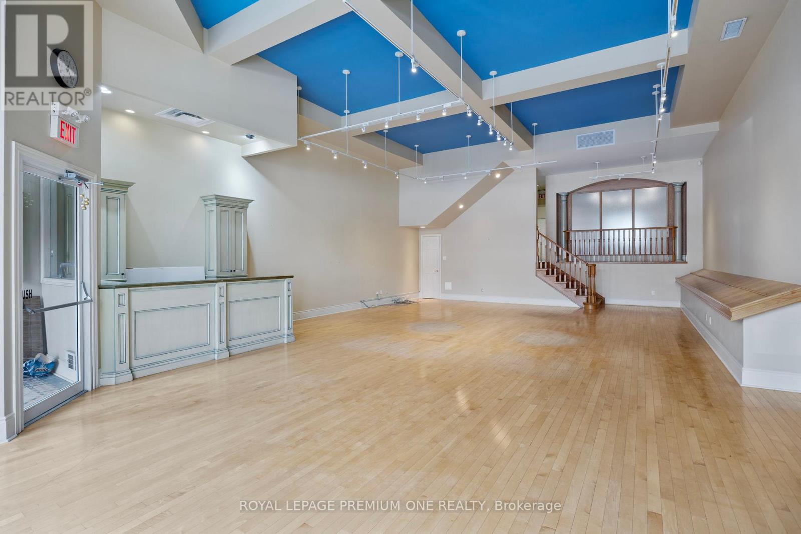 Photo 3 of 4994 King Street, Lincoln ON