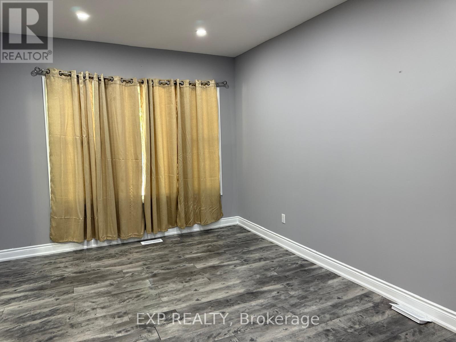 Photo 3 of Main 24 Avalon Place, Hamilton ON