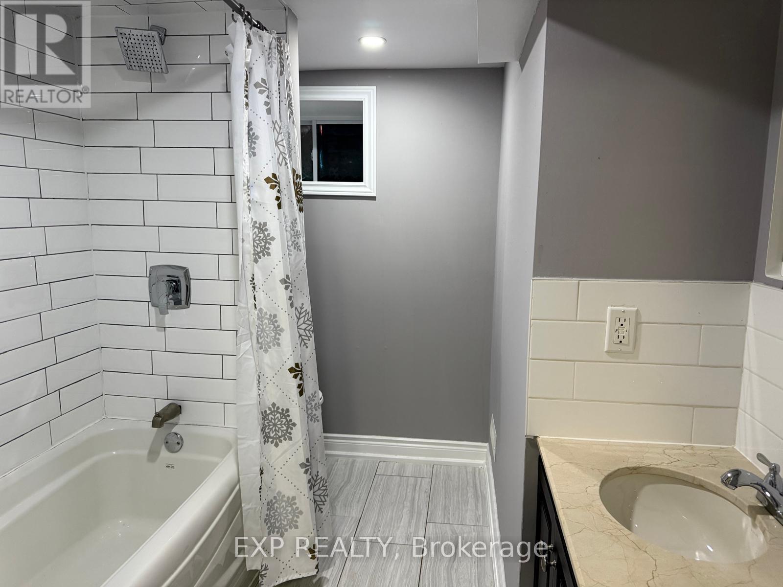Photo 8 of Main 24 Avalon Place, Hamilton ON