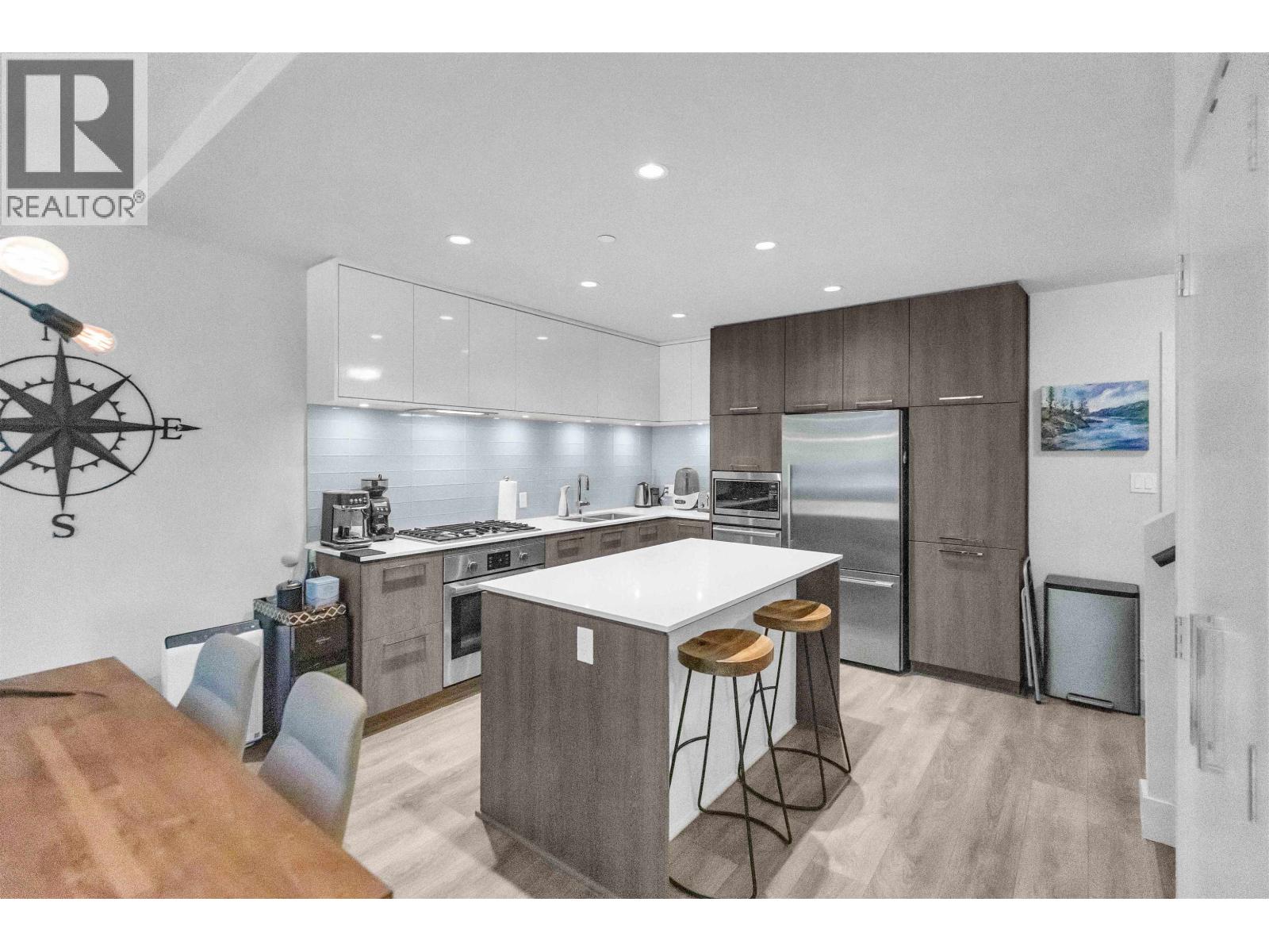 Photo 2 of 104 680 Seylynn Crescent, North Vancouver BC