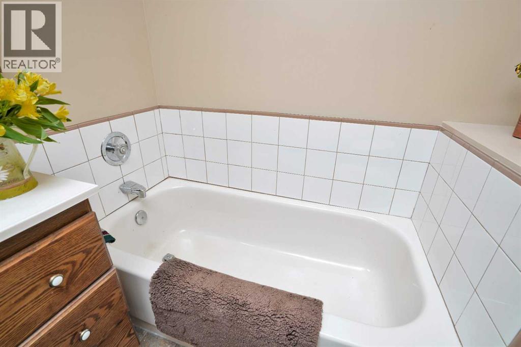 Photo 11 of 133 Birchcliff Road, Birchcliff AB