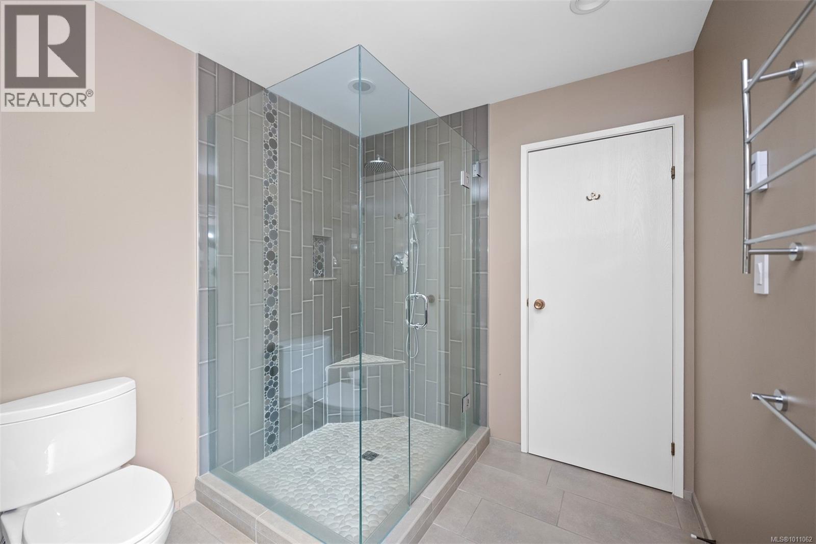 Photo 31 of 1075 Quailwood Pl, Saanich BC