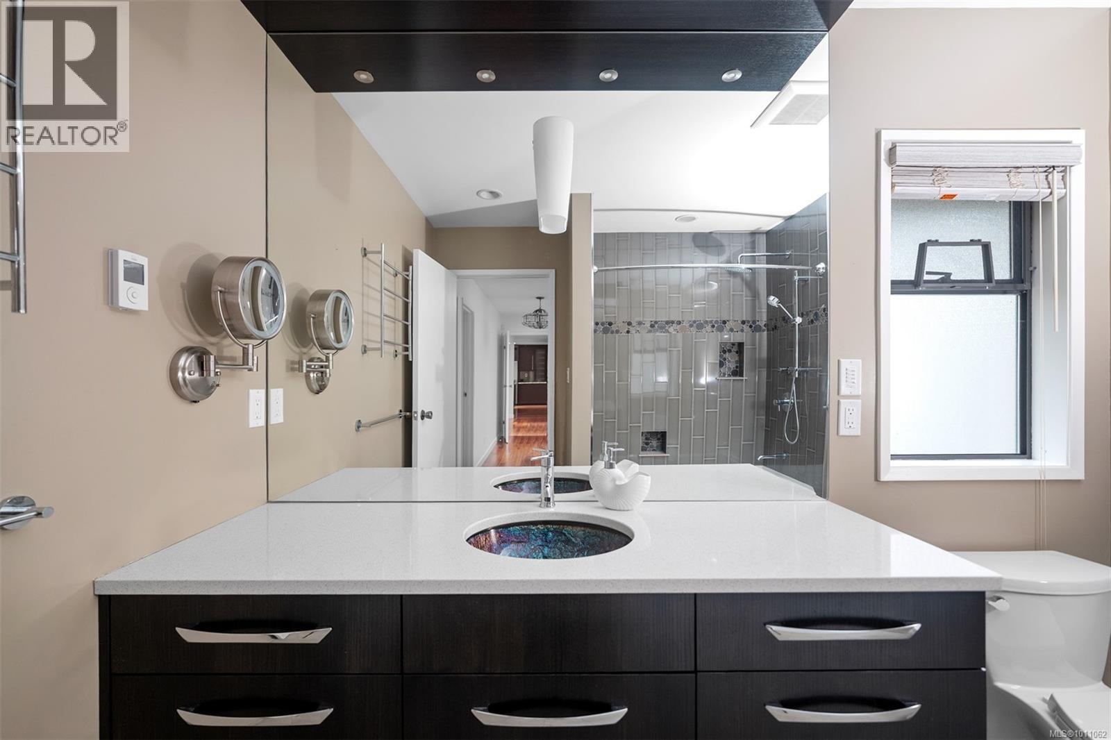 Photo 2 of 1075 Quailwood Pl, Saanich BC