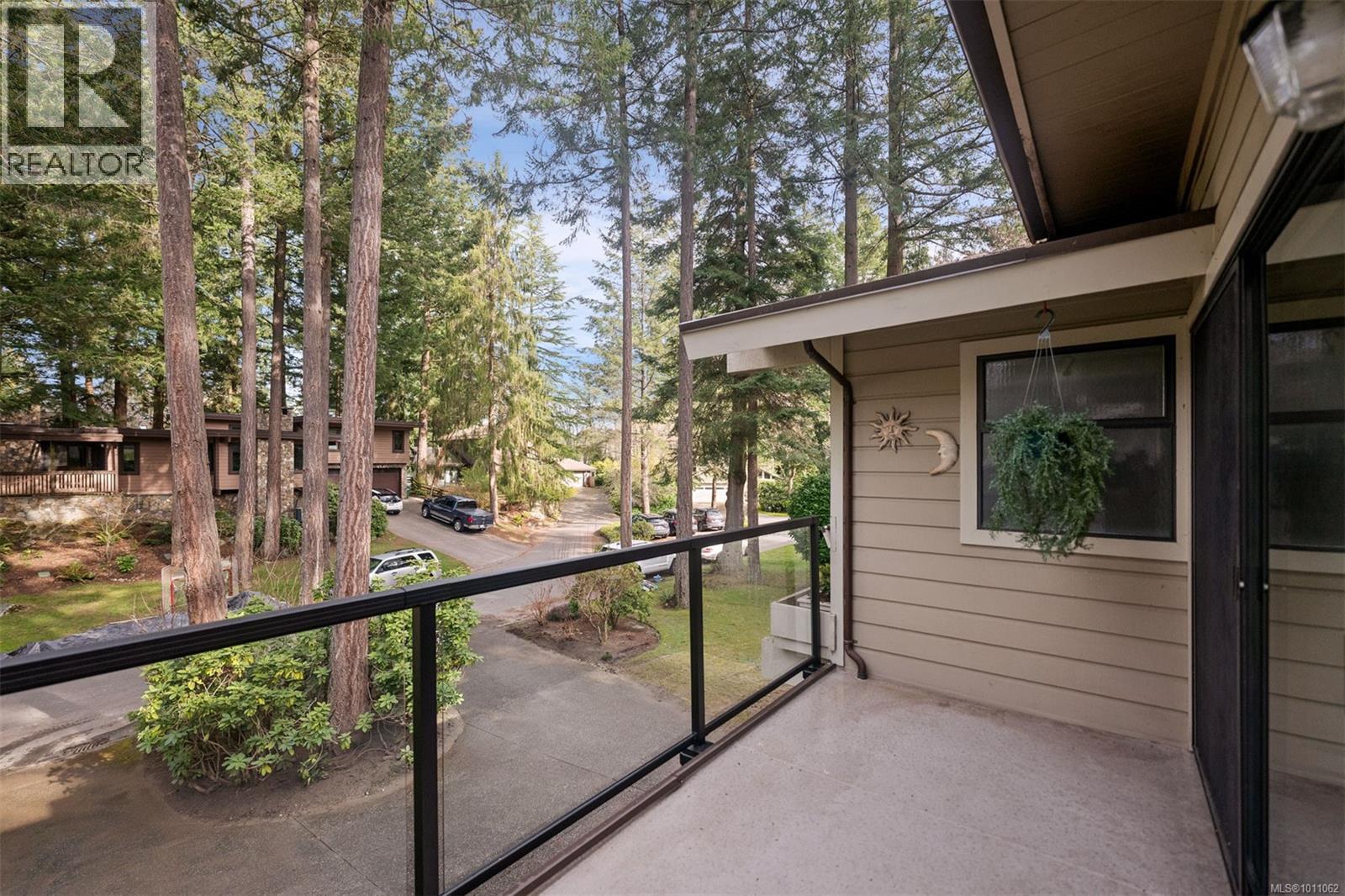 Photo 3 of 1075 Quailwood Pl, Saanich BC